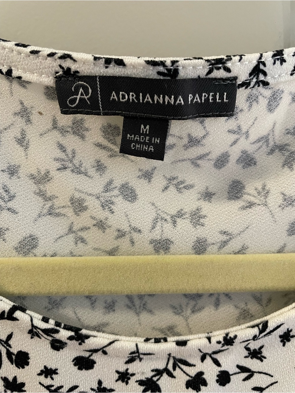 Adrianna Papell Women’s White Floral Ruffle Sleeve Top Sz M - Picture 5 of 5